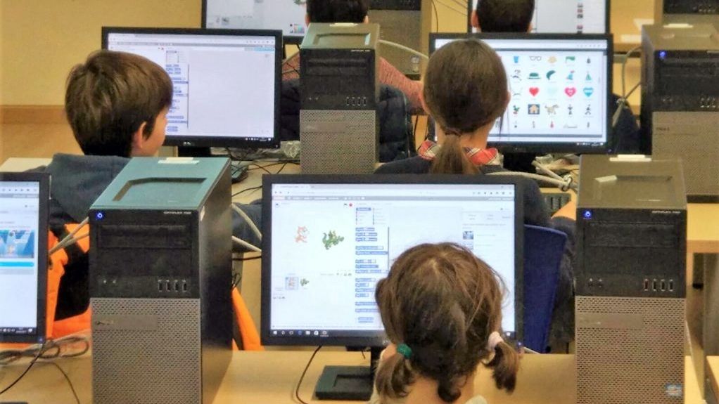 Elevii din clasele primare vor învăța să gestioneze conținut digital și să navigheze în siguranță online, din 2024-2025 – Vocea Vâlcii Online